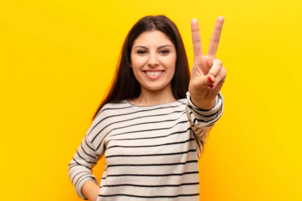 Genç Güzel Bir Kadın Gülümsüyor Mutlu Görünüyor Kaygısız Pozitif Sarı — Stok fotoğraf