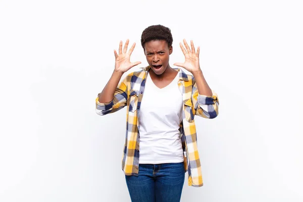 Joven Bastante Negro Womanscreaming Pánico Ira Conmocionado Aterrorizado Furioso Con —  Fotos de Stock