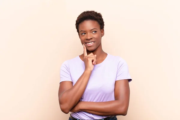 Jovem Mulheres Bonitas Negras Sorrindo Feliz Sonhando Duvidando Olhando Para — Fotografia de Stock