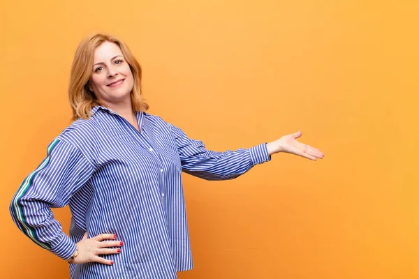 Mujer Mediana Edad Sintiéndose Feliz Alegre Sonriendo Dándote Bienvenida Invitándote — Foto de Stock