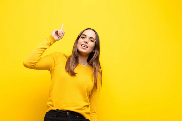 Young Pretty Woman Smiling Cheerfully Happily Pointing Upwards One Hand — Stock Photo, Image