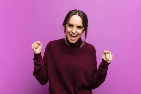 Joven Bonita Mujer Sintiéndose Feliz Sorprendida Orgullosa Gritando Celebrando Éxito — Foto de Stock