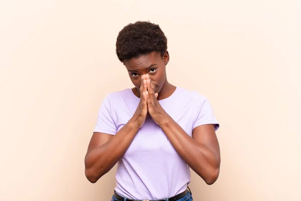Joven Bastante Negro Mujersintiéndose Preocupado Esperanzado Religioso Orando Fielmente Con —  Fotos de Stock