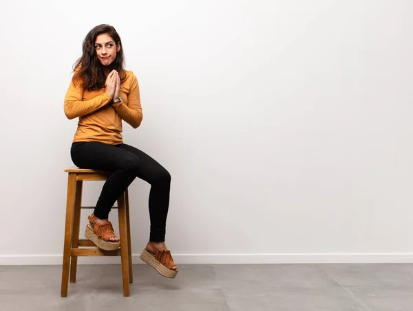 Joven Bonita Mujer Sonriendo Alegremente Sintiéndose Feliz Mostrando Concepto Espacio — Foto de Stock