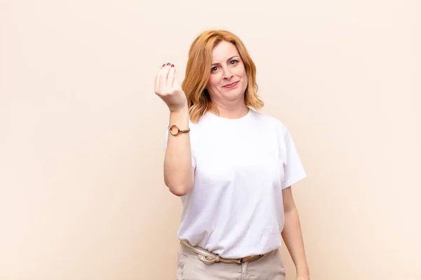 Mulher Meia Idade Fazendo Capice Gesto Dinheiro Dizendo Lhe Para — Fotografia de Stock