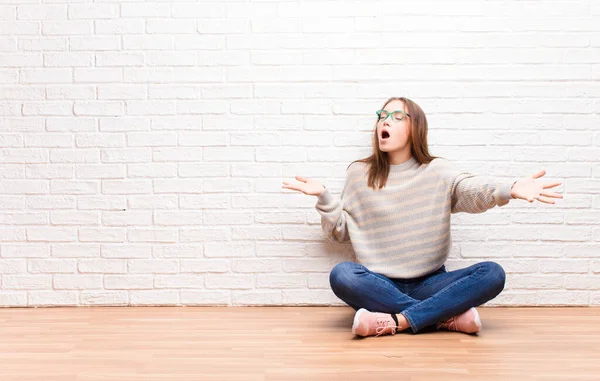 Junges Blondes Hübsches Mädchen Das Oper Spielt Oder Bei Einem — Stockfoto