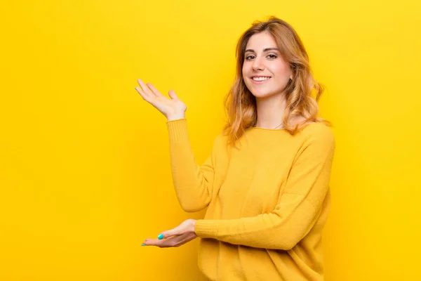 Jovem Mulher Bonita Loira Sorrindo Orgulhoso Confiante Sentindo Feliz Satisfeito — Fotografia de Stock