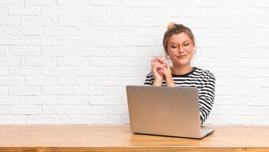  Kibirli, haylaz ve kibirli. Şeytani bir plan kurarken ya da bir numara düşünürken.