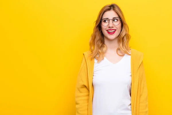 Jovem Mulher Loira Bonita Perguntando Pensando Pensamentos Felizes Ideias Sonhando — Fotografia de Stock