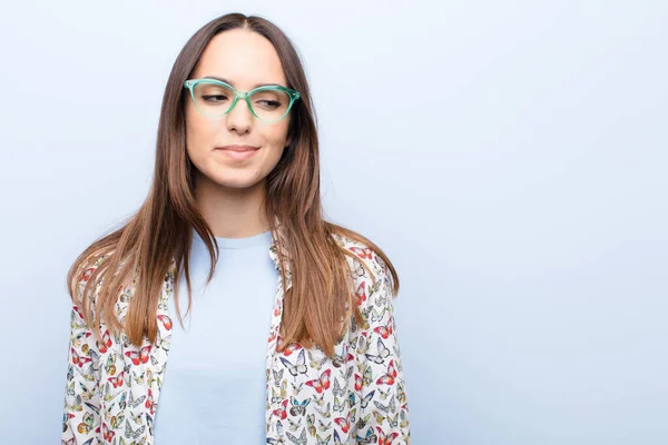 Jonge Mooie Vrouw Benieuwd Denken Gelukkige Gedachten Ideeën Dagdromen Zoek — Stockfoto