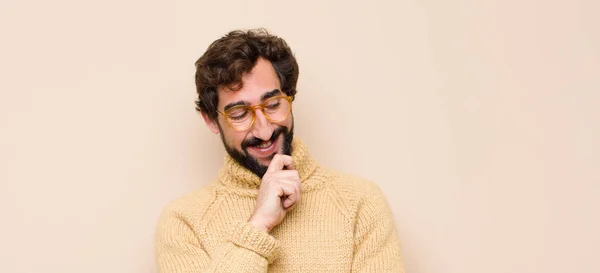 Joven Fresco Hombre Mirando Feliz Sonriendo Con Mano Barbilla Preguntándose — Foto de Stock