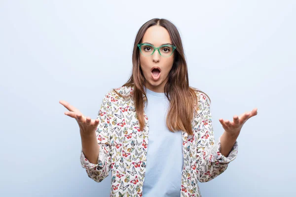 Ung Vacker Kvinna Känner Sig Extremt Chockad Och Överraskad Orolig — Stockfoto