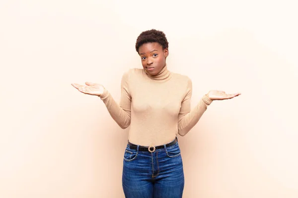 Joven Bastante Negro Mujersintiéndose Perplejo Confundido Dudando Ponderando Eligiendo Diferentes —  Fotos de Stock