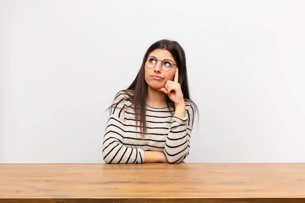 Jonge Mooie Vrouw Met Een Geconcentreerde Blik Zich Afvragend Met — Stockfoto