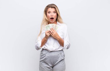  Şok olmuş ya da şaşırmış görünüyor, ağzı açık bakıyor ve 