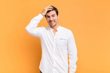 Adam unutulmuş bir süre için panikliyor, stresli hissediyor, bir pisliği ya da hatayı örtbas etmek zorunda kalıyor.