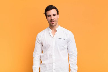 Genç yakışıklı, büyük, dost canlısı, kaygısız bir gülümsemesi olan, pozitif, rahat ve mutlu görünen, ürpertici