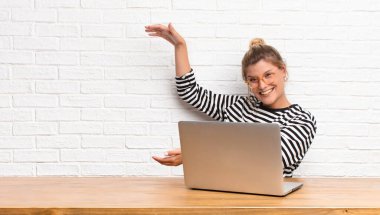  gülümseyen, mutlu, pozitif ve tatmin olmuş hisseden, kopya uzayı üzerinde nesne veya konsept tutan veya gösteren