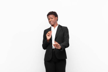 Genç, güzel, siyah bir kadın tiksinmiş ve midesi bulanıyor. Pis kokan ya da kokan bir şeyden uzak duruyor. Beyaz duvara karşı iğrenç diyor.