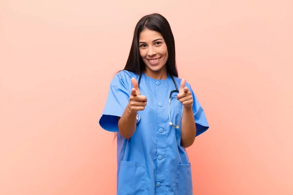 Junge Lateinamerikanische Krankenschwester Fühlt Sich Glücklich Cool Zufrieden Entspannt Und — Stockfoto