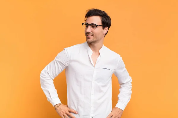 Hombre Mirando Feliz Alegre Confiado Sonriendo Orgullosamente Mirando Lado Con —  Fotos de Stock