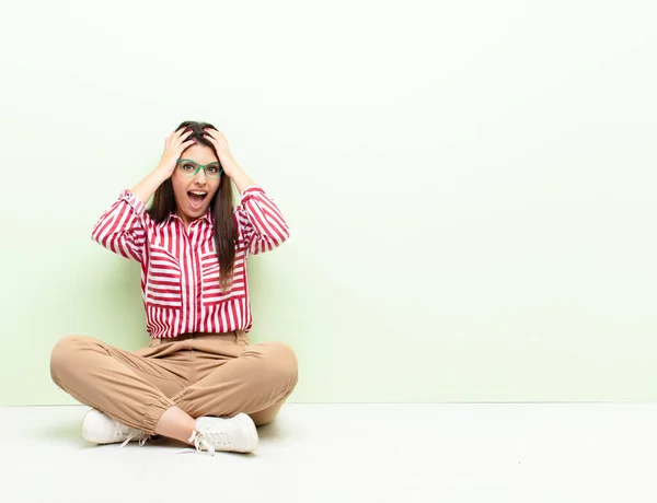 Jonge Mooie Vrouw Voelt Zich Geschokt Geschokt Het Verhogen Van — Stockfoto