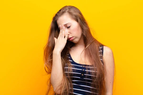 Yound Blonde Vrouw Zich Gestrest Ongelukkig Gefrustreerd Raken Voorhoofd Lijden — Stockfoto