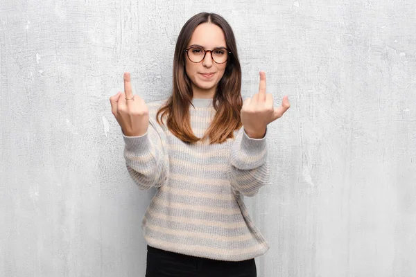 Giovane Bella Donna Sente Provocatorio Aggressivo Osceno Capovolgendo Dito Medio — Foto Stock