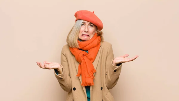 Senior Eller Medelålders Vacker Kvinna Känner Sig Aningslös Och Förvirrad — Stockfoto