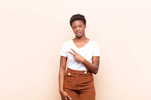 Genç Siyah Kadın Mutlu Pozitif Başarılı Göğsünün Üzerinde Yapımı Şeklinde — Stok fotoğraf
