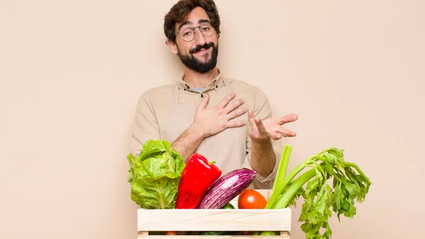 Hombre Verde Tienda Comestibles Sintiéndose Feliz Enamorado Sonriendo Con Una —  Fotos de Stock