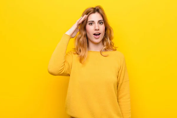 Joven Mujer Rubia Bonita Mirando Feliz Asombrado Sorprendido Sonriendo Realizando — Foto de Stock