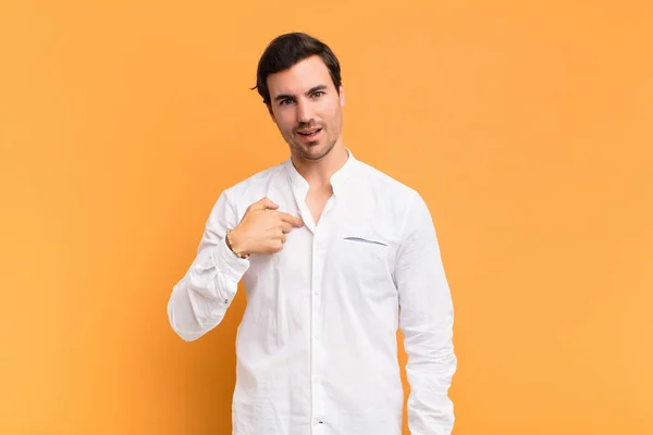 Hombre Mirando Feliz Orgulloso Sorprendido Señalando Alegremente Mismo Sintiéndose Confiado —  Fotos de Stock