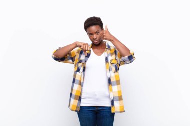 Genç, siyah bir kadının kafası karışmış, bilgisiz ve kararsız, iyiyi ve kötüyü farklı seçeneklerle tartıyor.