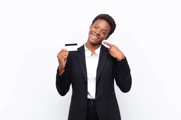 Jovem Bonita Mulher Negra Sorrindo Confiantemente Apontando Para Próprio Sorriso — Fotografia de Stock