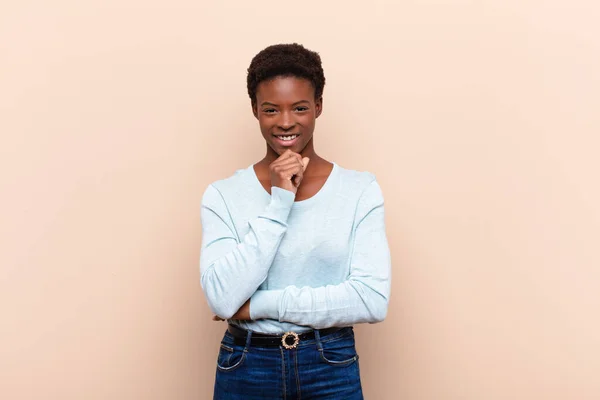 Joven Bastante Negro Mujerbuscando Feliz Sonriendo Con Mano Barbilla Preguntándose — Foto de Stock