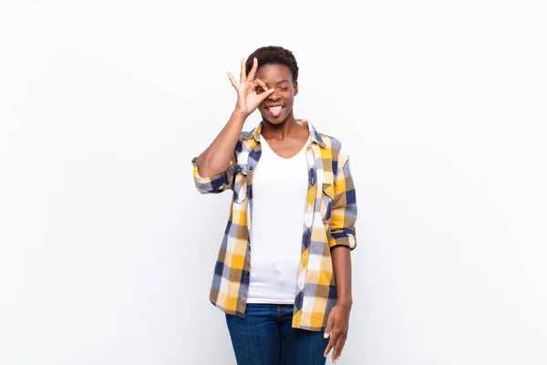 Jóvenes Bastante Negro Mujersonriendo Felizmente Con Cara Divertida Bromeando Mirando — Foto de Stock