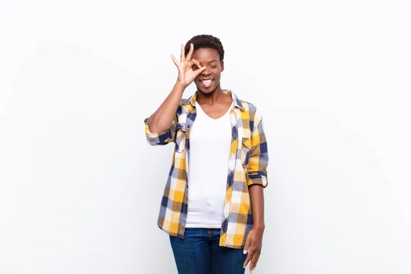 Jovem Bonita Mulher Negra Sorrindo Feliz Com Cara Engraçada Brincando — Fotografia de Stock