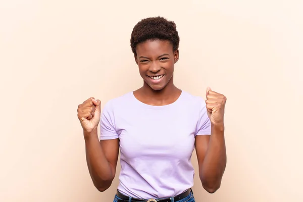Νεαρή Όμορφη Μαύρη Γυναίκα Αισθάνεται Ευτυχισμένη Έκπληκτη Και Περήφανη Φωνάζοντας — Φωτογραφία Αρχείου