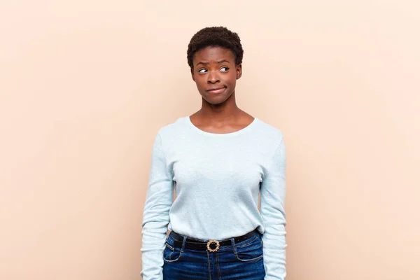 Joven Bastante Mujer Negrapreguntándose Pensando Pensamientos Ideas Felices Soñando Despierto — Foto de Stock