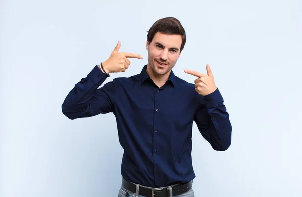 Jonge Knappe Man Glimlachend Zelfverzekerd Wijzen Naar Een Eigen Brede — Stockfoto