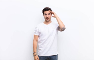 Adam mutlu, şaşkın ve şaşırmış görünüyor, gülümsüyor ve inanılmaz ve inanılmaz iyi haberleri fark ediyor.