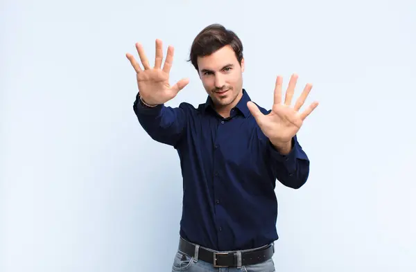 Jonge Knappe Man Lachend Vriendelijk Uitziend Nummer Tien Tiende Tonend — Stockfoto