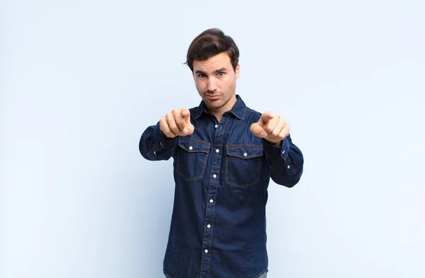 Junger Gutaussehender Mann Der Mit Beiden Fingern Und Wütendem Gesichtsausdruck — Stockfoto