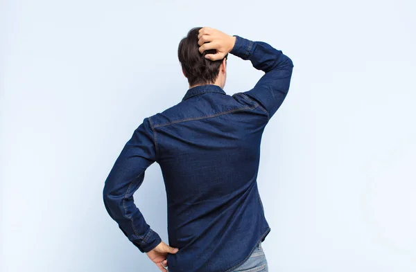 Jovem Homem Bonito Sentindo Sem Noção Confuso Pensando Uma Solução — Fotografia de Stock