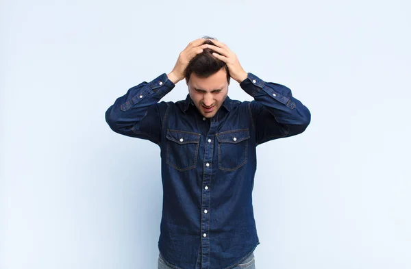 Hombre Sintiéndose Estresado Frustrado Levantando Las Manos Cabeza Sintiéndose Cansado —  Fotos de Stock