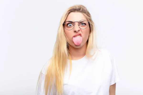 Ung Söt Blond Kvinna Känner Äcklad Och Irriterad Sticker Tungan — Stockfoto
