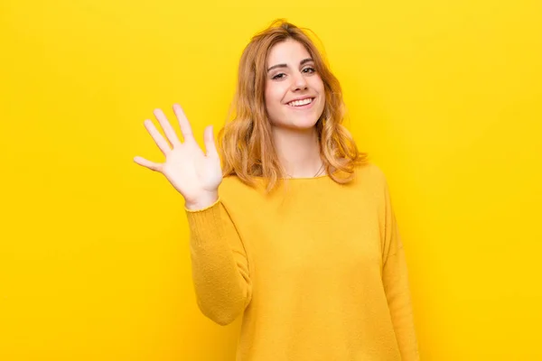 Ung Söt Blond Kvinna Ler Glatt Och Glatt Viftar Med — Stockfoto