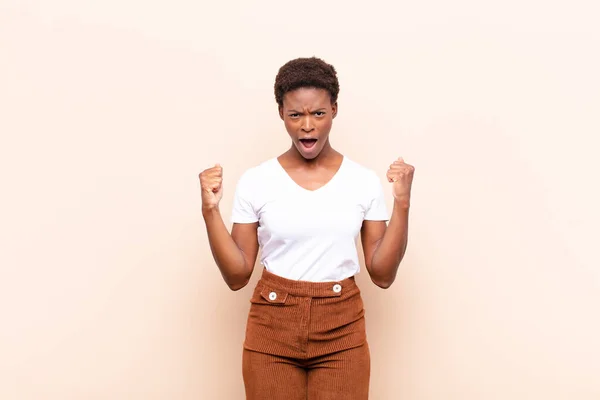 Jovem Bonita Mulher Negra Gritando Agressivamente Com Uma Expressão Irritada — Fotografia de Stock