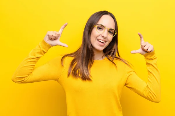 Jong Mooi Vrouw Inlijsten Schetsen Van Eigen Glimlach Met Beide — Stockfoto